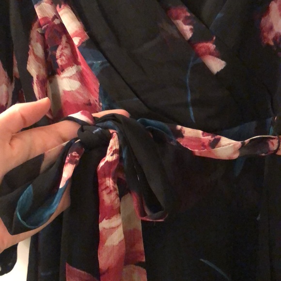 DKNY Black and Floral Faux Wrap Dress size 4 - Picture 5 of 9